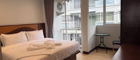 Standard-dobbeltværelse | Pengeskab på værelset, mørklægningsgardiner, gratis Wi-Fi, sengetøj