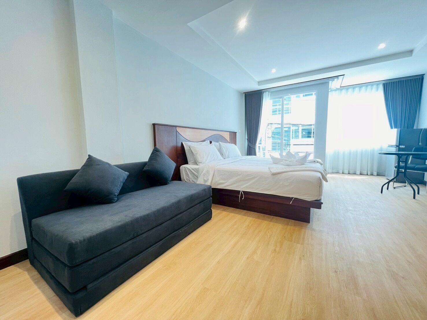 Habitación doble superior | Zona de estar | Televisión LED de 40 pulgadas con canales digitales