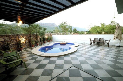 Cozy farm stay 10min. away from pushkar city centre luxury farm stay. Chill out!