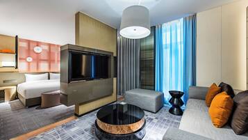 Cubrecamas, minibar con artículos gratuitos y cortinas blackout