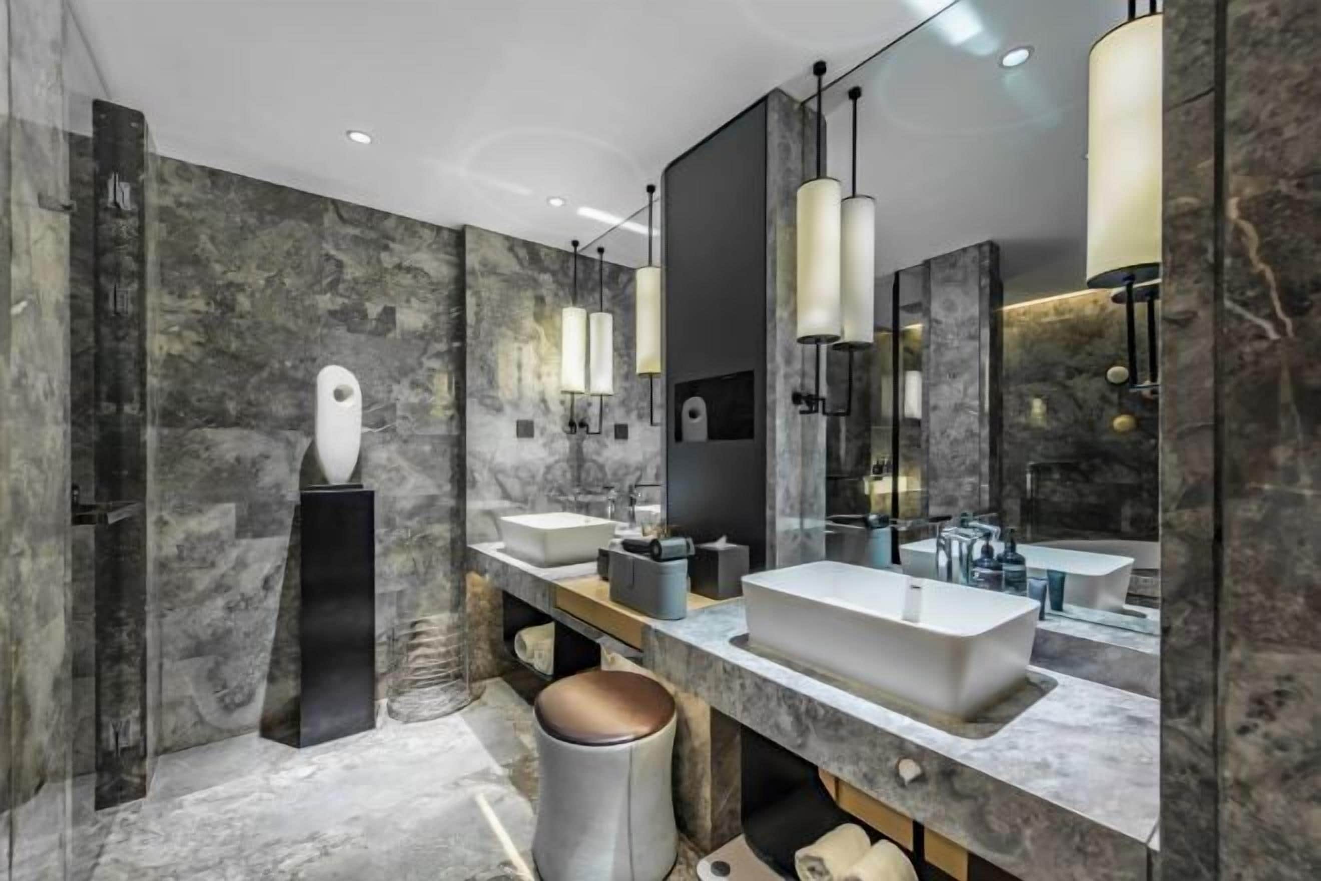 Cubrecamas, minibar con artículos gratuitos y cortinas blackout 