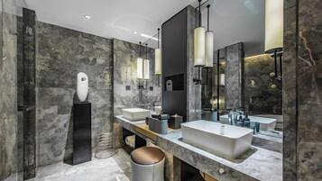 Cubrecamas, minibar con artículos gratuitos y cortinas blackout
