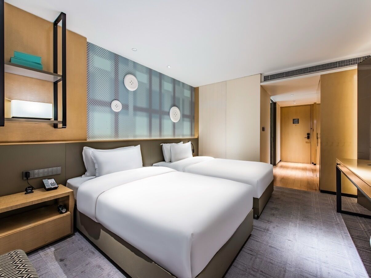 Cubrecamas, minibar con artículos gratuitos y cortinas blackout 