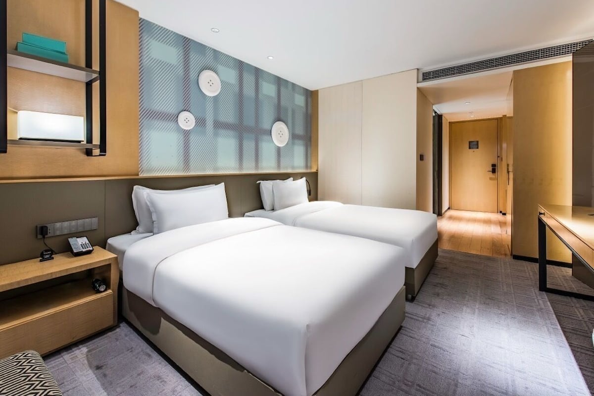 Phòng 2 giường đơn tiện nghi đơn giản, quang cảnh thành phố | Chăn bông, minibar với thức uống miễn phí, màn/rèm cản sáng