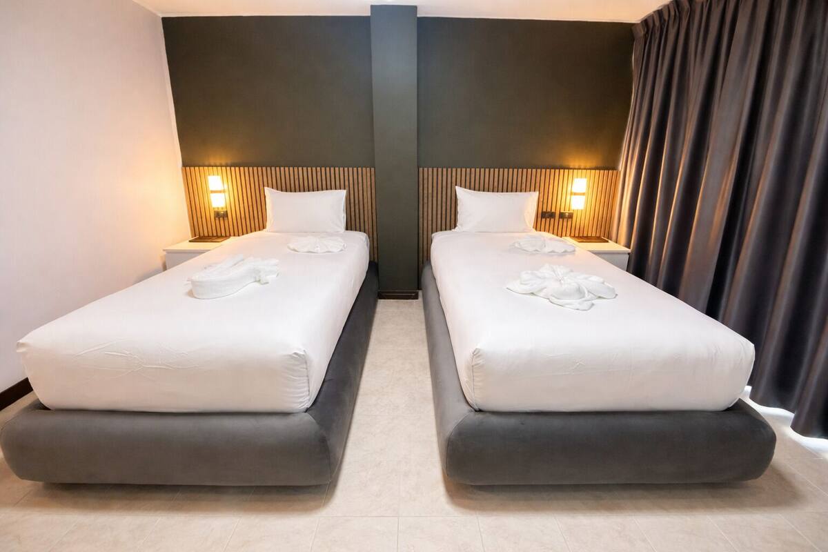 Habitación superior con 2 camas individuales, balcón | Wifi gratis