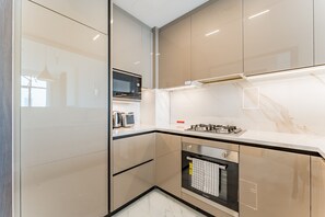 Fridge, microwave, oven, stovetop - Perfectly Positioned Near Dubai Miracle Garden and Butterfly Garden (Dubai)