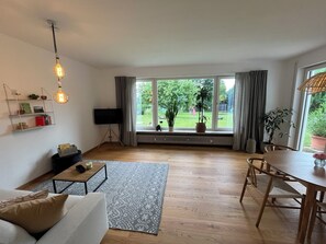 Smart TV, video games, books - Idyllic apartment with mountain views near Simssee & Chiemsee (Stephanskirchen)