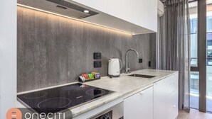 Une cuisine moderne équipée d’une cuisinière intégrée, d’un évier et d’une machine à café.