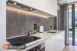 Fridge, oven, stovetop, dishwasher - Urban 1BR with AC & Balcony in Auckland CBD (Central Auckland)