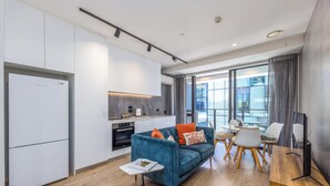 Un appartement moderne comprenant une cuisine, un coin repas et un salon.