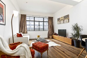 TV - Character-Filled 2BR in the Historic Dilworth Building (Auckland Central)