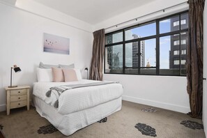 2 bedrooms, iron/ironing board, WiFi, bed sheets - Character-Filled 2BR in the Historic Dilworth Building (Auckland Central)