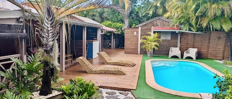 Una piscina al aire libre