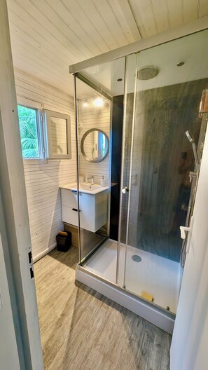 Shower, hair dryer, towels - Villa Botanica, sleeps 6, swimming pool, Botanical Garden area (Deshaies)