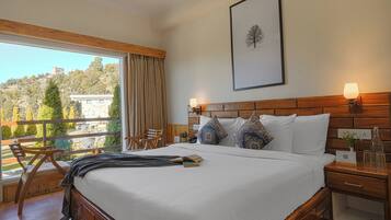 Dobbeltrom – deluxe, utsikt mot høyde | Strykejern/-brett og wi-fi (inkludert)