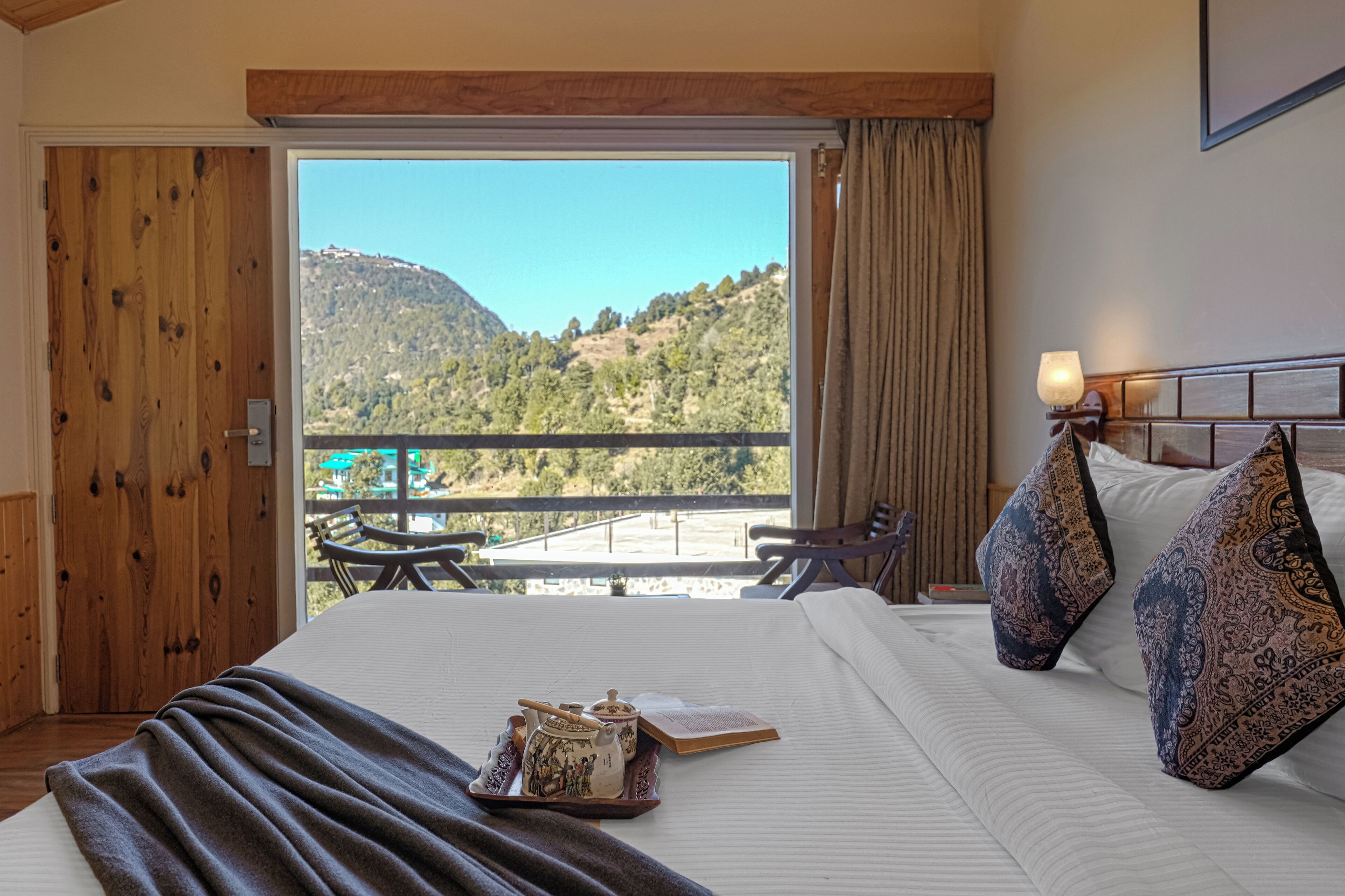 Dobbeltrom – deluxe, utsikt mot høyde | Strykejern/-brett og wi-fi (inkludert)