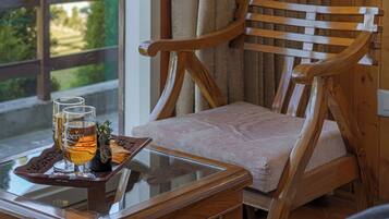 Dobbeltrom – deluxe, utsikt mot høyde | Strykejern/-brett og wi-fi (inkludert)