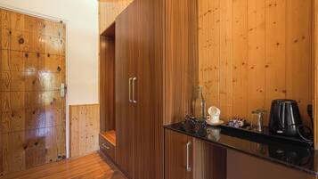 Dobbeltrom – deluxe, utsikt mot høyde | Strykejern/-brett og wi-fi (inkludert)