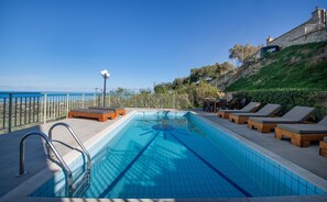 Outdoor pool - 4-Bedroom Private Pool Villa in Maroulas Rethymno (Rethymno)