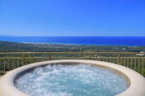 Outdoor spa tub - 4-Bedroom Private Pool Villa in Maroulas Rethymno (Rethymno)