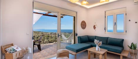 Una Smart TV, una chimenea, libros