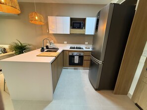 Microondas, horno y placa de cocina