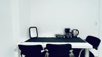 Apartamento básico | Cozinha privada | Micro-ondas, fogão, cooktop, talheres/pratos/utensílios de cozinha