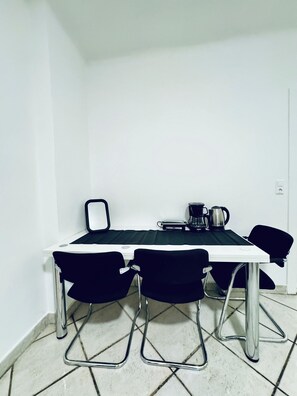 Basic-Apartment | Eigene Küche | Mikrowelle, Ofen, Herdplatte, Kochgeschirr/Geschirr/Besteck