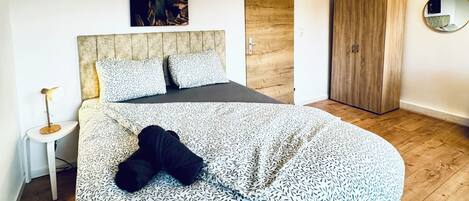 Basic Apartment | Iron/ironing board