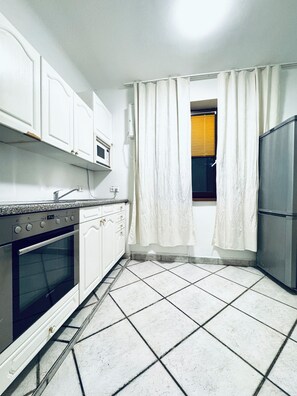 Basic-Apartment | Eigene Küche | Mikrowelle, Ofen, Herdplatte, Kochgeschirr/Geschirr/Besteck