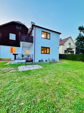 Garden - Stylish 3BR Apt Outdoor Space Sleeps 8 (Vienna)