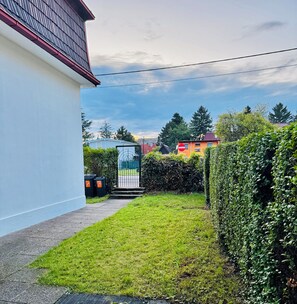 Garden - Stylish 3BR Apt Outdoor Space Sleeps 8 (Vienna)