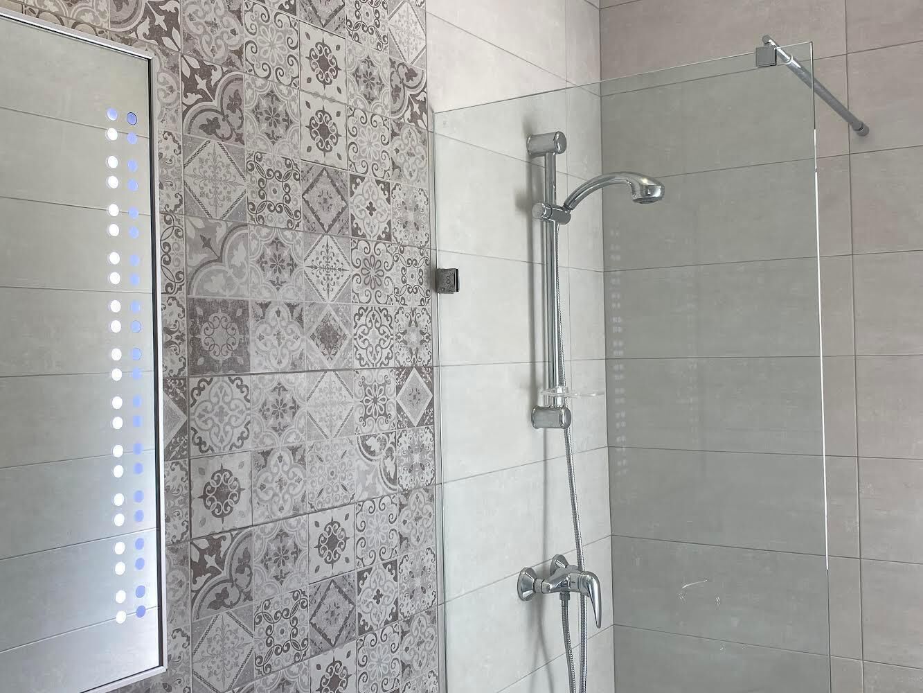 Douche, sèche-cheveux, serviettes fournies, savon