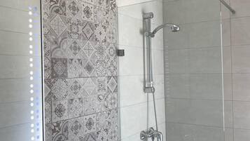 Douche, sĂšche-cheveux, serviettes fournies, savon