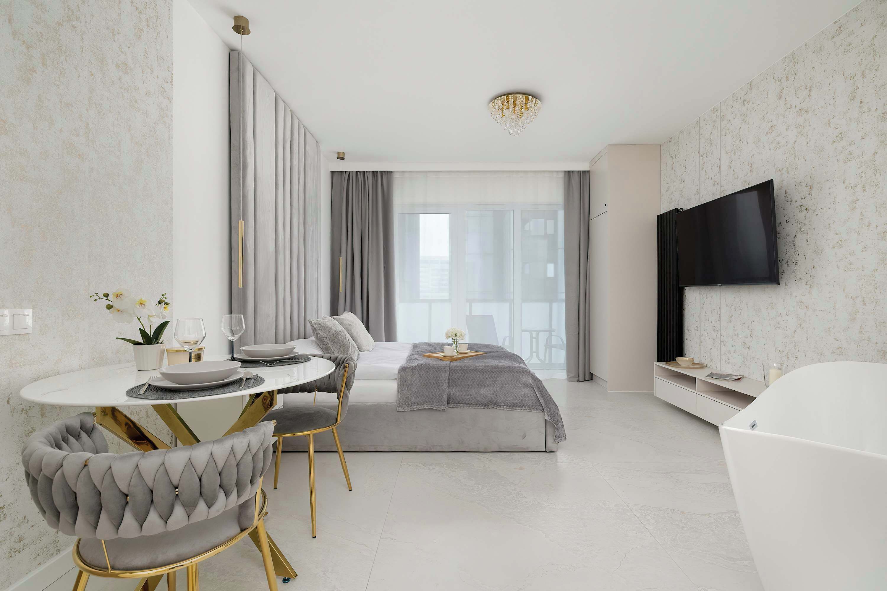 Silitysrauta/-lauta, vauvan matkasänky, Wi-Fi, vuodevaatteet