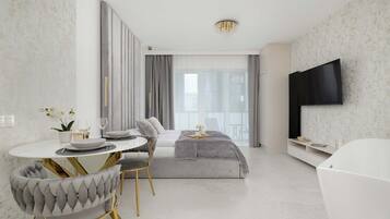 Silitysrauta/-lauta, vauvan matkasänky, Wi-Fi, vuodevaatteet