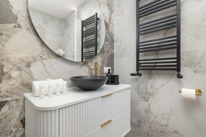 シャワー、ヘアドライヤー、タオル