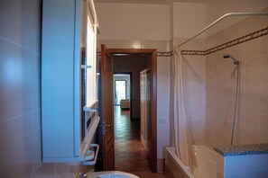 Departamento, balcón, vista a la colina | Baño | Tina, secadora de cabello, toallas, papel de baño