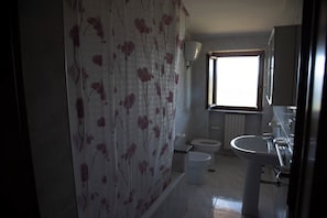 Departamento, 2 habitaciones, balcón, vista a la colina | Baño | Tina, secadora de cabello, toallas, papel de baño