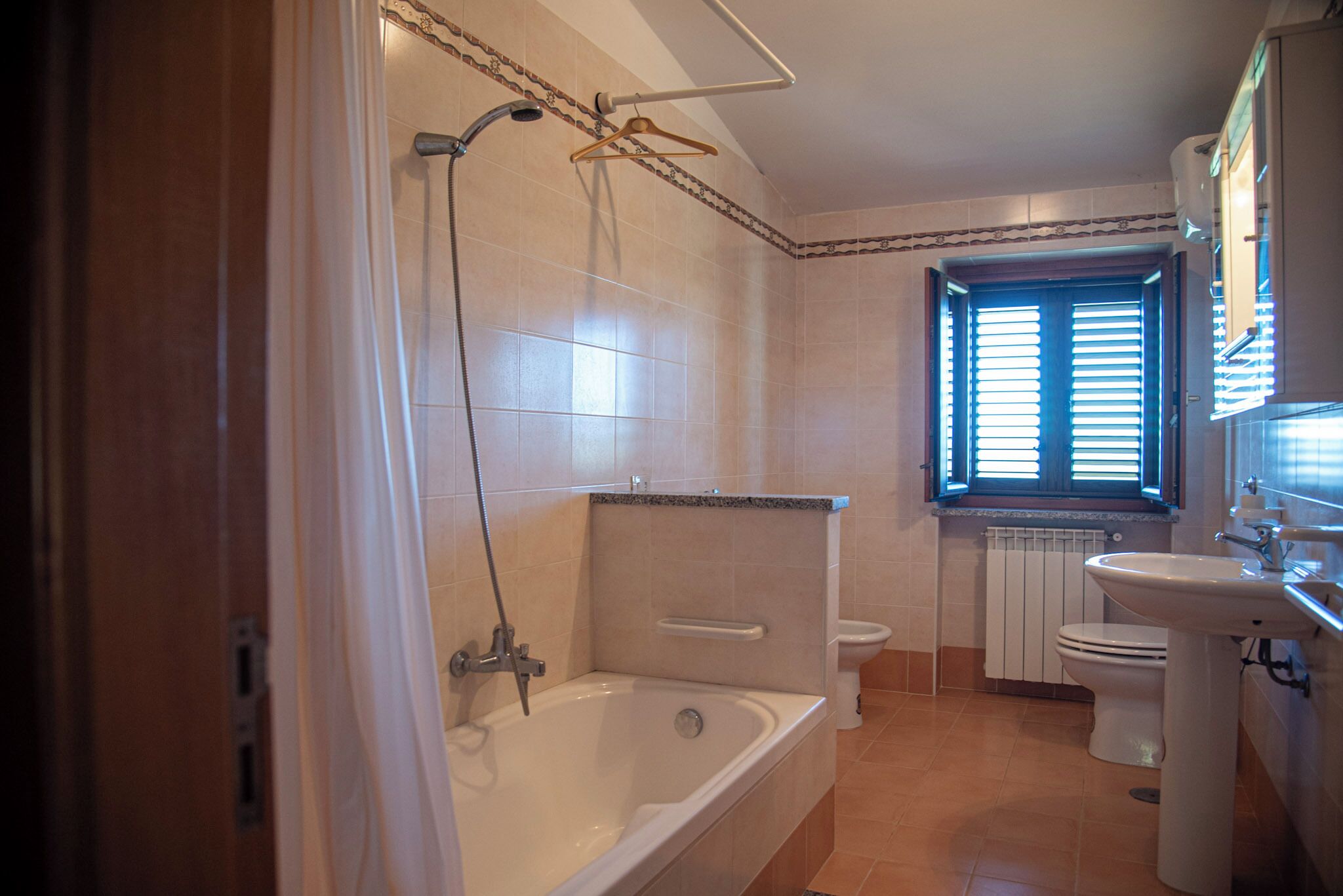 Apartment, Balkon, Hügelblick | Badezimmer | Badewanne, Haartrockner, Handtücher, Toilettenpapier
