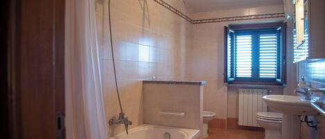 Apartment, Balkon, HĂŒgelblick | Badezimmer