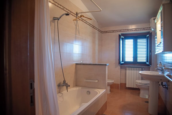 Apartment, Balcony, Hill View | Bathroom