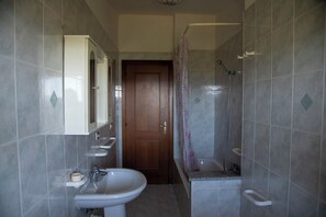 Departamento, 2 habitaciones, balcón, vista a la colina | Baño | Tina, secadora de cabello, toallas, papel de baño
