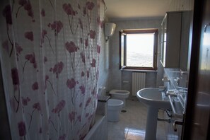 Apartment, 2 Bedrooms, Balcony, Hill View | Bathroom
