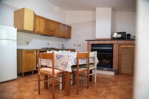 Apartment, Balcony, Hill View | Private kitchen | Full-sized fridge, stovetop, cookware/dishes/utensils - Immersi nella natura (Ottati)