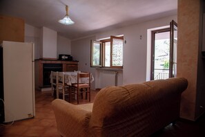 Appartement, balcon, vue colline | Cuisine privée | Grand réfrigérateur, plaque de cuisson