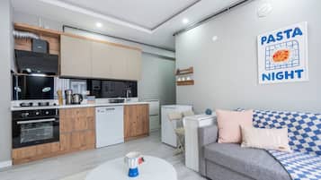 Escritorio, espacio para trabajar con laptop y cortinas blackout