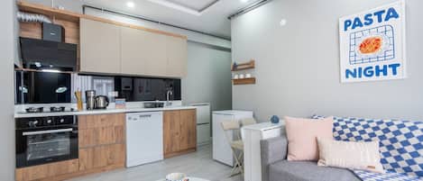 Standaard appartement, 1 tweepersoonsbed met slaapbank, niet-roken, huisdieren toegestaan | Een bureau, een laptopwerkplek, verduisterende gordijnen