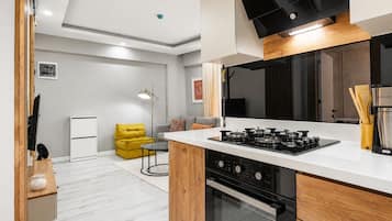Escritorio, espacio para trabajar con laptop y cortinas blackout