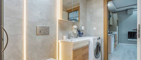 Condo tiện nghi đơn giản, 1 phòng ngủ, được phép mang theo vật nuôi | Phòng tắm | Buồng tắm vòi sen, máy sấy tóc, khăn tắm, xà phòng
